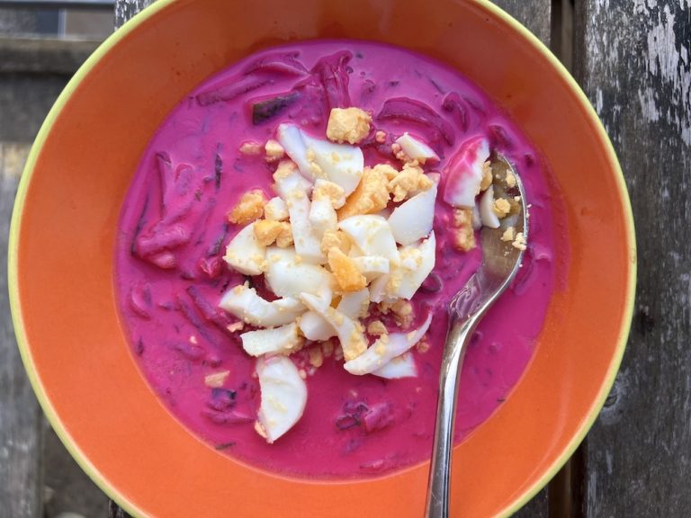 soupe de betterave rouge froide assiette oeuf